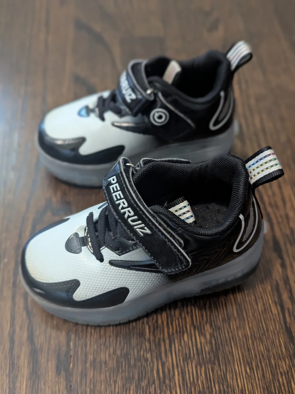 Jiandian LED Light Up Roller Shoes Kids Size 11